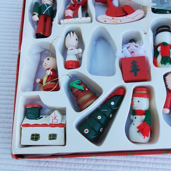 22 Wood Christmas Ornaments In Box 1.5"-3" Vintage Green Red Wooden Holiday - Picture 2 of 10